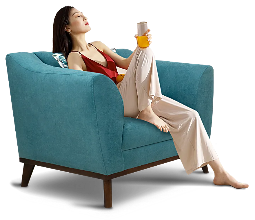 mujer descansando en sofá